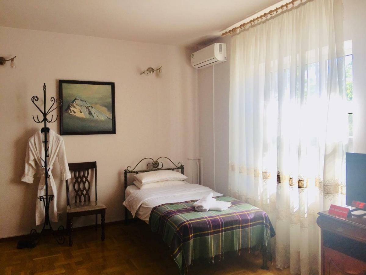 Astoria Garden Hotel Bishkek Esterno foto